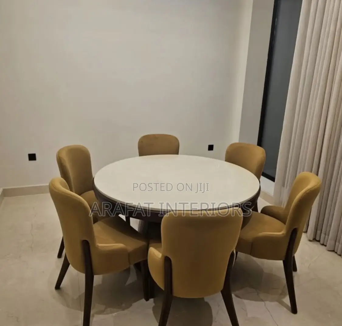 Golden Hour Vibes in the Stunning 6-Seater Round Dining Set