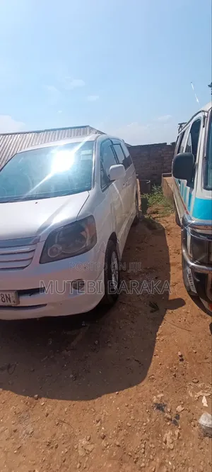Toyota Noah 2.0 FWD (8 Seater) 2002 White