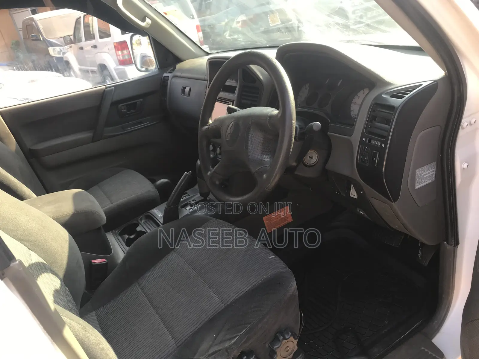 Mitsubishi Pajero 2000 White