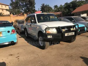 Mitsubishi Pajero 2000 White