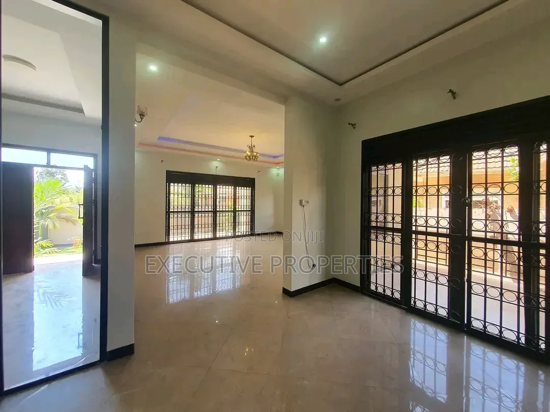 5bdrm Duplex in Kansanga, Central Division for rent