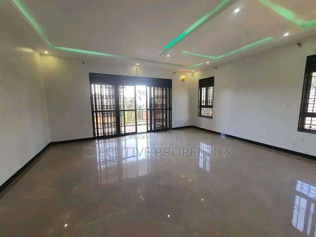 5bdrm Duplex in Kansanga, Central Division for rent