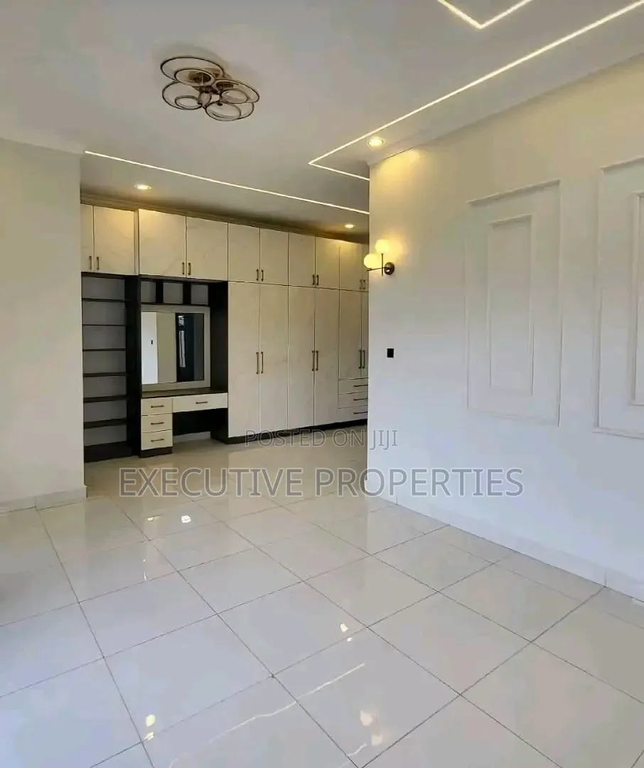 5bdrm Duplex in Muyenga, Central Division for rent