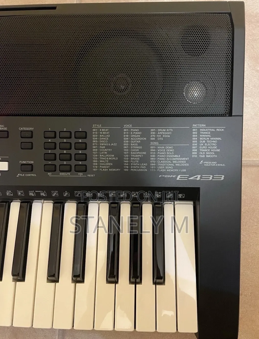Yamaha PSR E433 Keyboard Piano