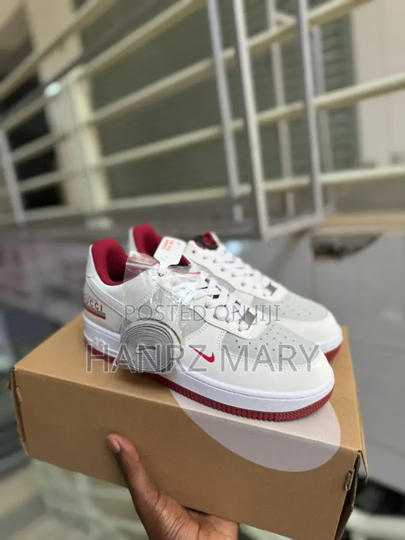 Nike Air Force.