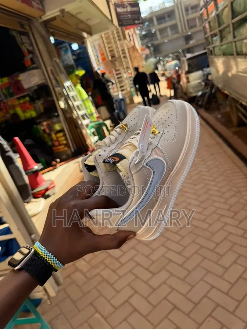 Nike Air Force.