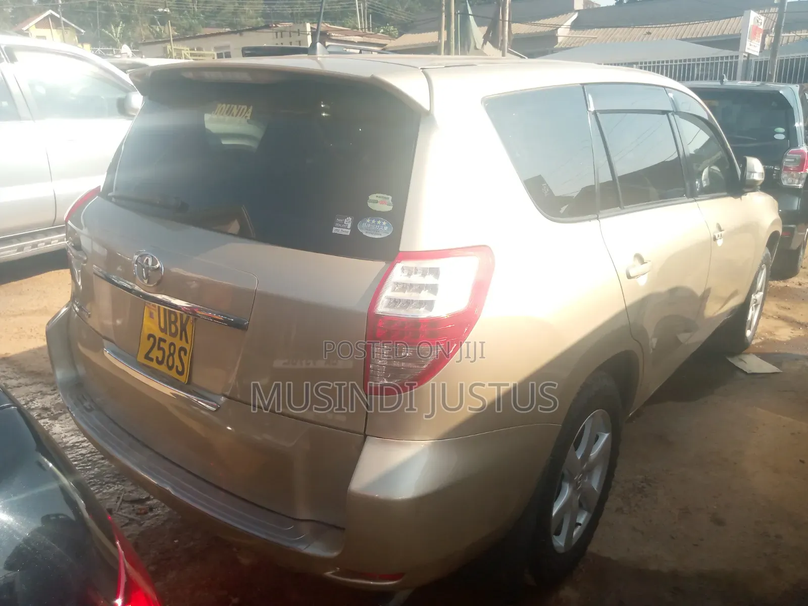Toyota Vanguard 2010 Gold