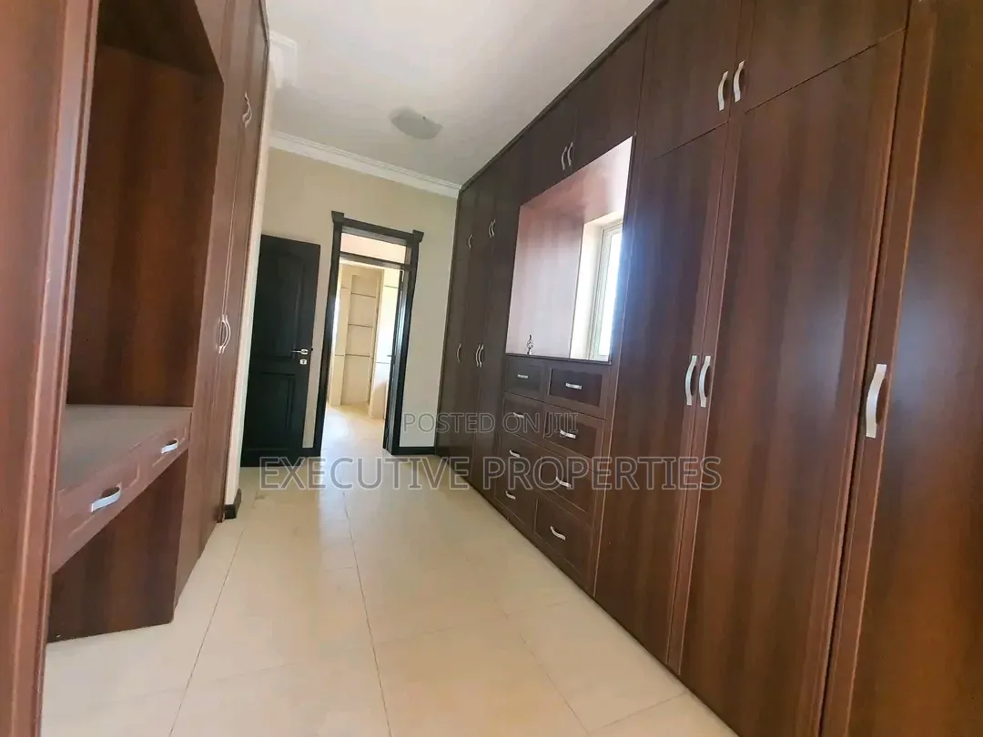 5bdrm Duplex in Kansanga, Central Division for rent