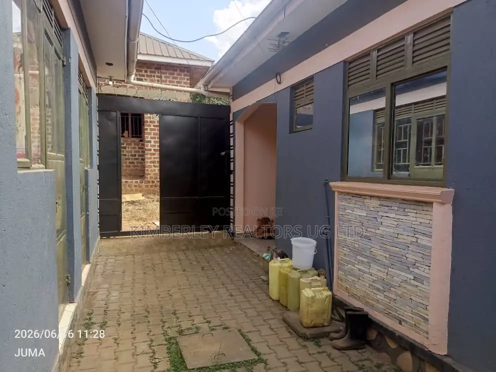 4bdrm Duplex in Division A for sale