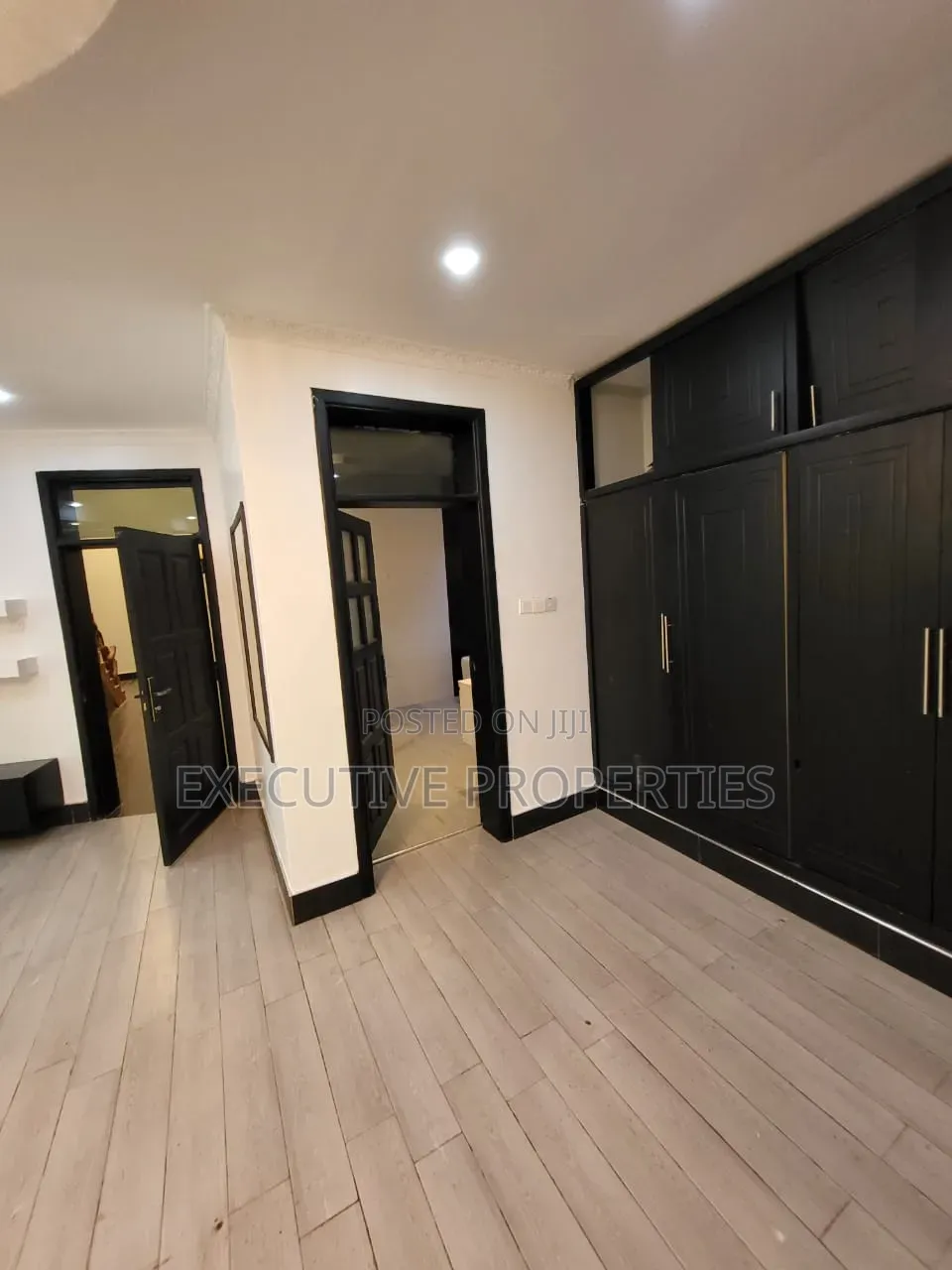 5bdrm Duplex in Kansanga Kiwafu Road, Central Division for rent