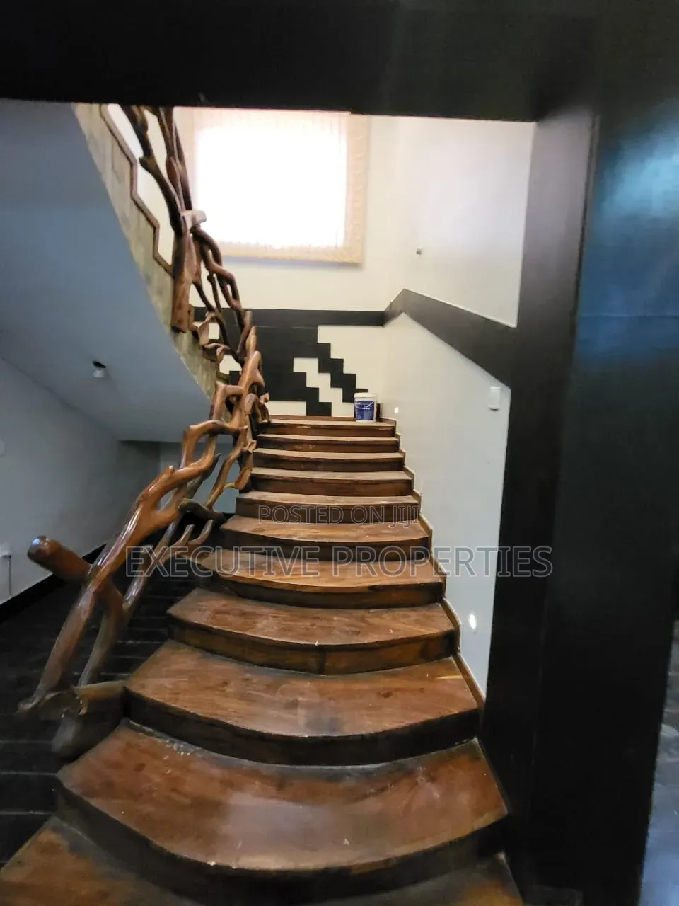 5bdrm Duplex in Kansanga Kiwafu Road, Central Division for rent
