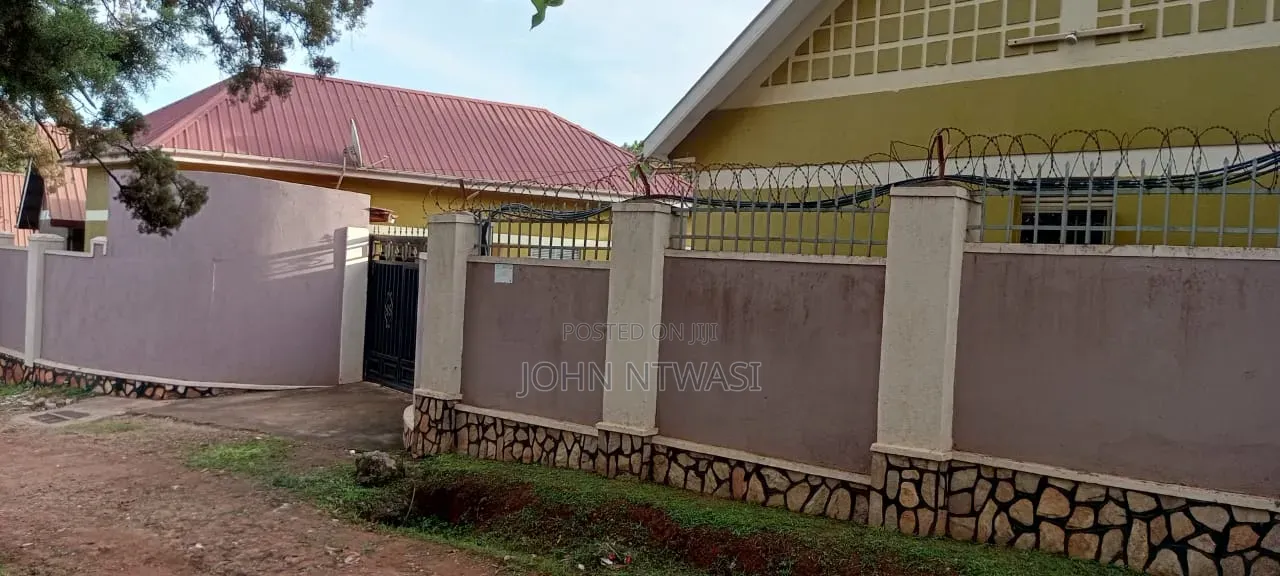 14bdrm Bungalow in Rubaga for sale