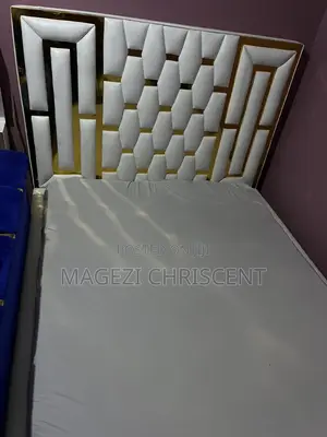 Bed 5by6 With Ottoman