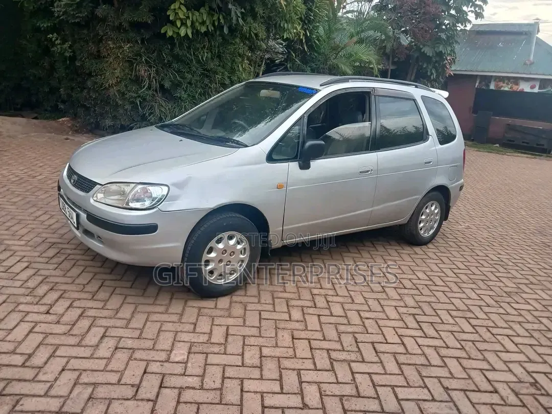 Toyota Corolla Spacio 2000 Silver