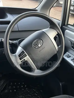 Toyota Noah 2.0 143hp AWD (8 Seater) 2011 White