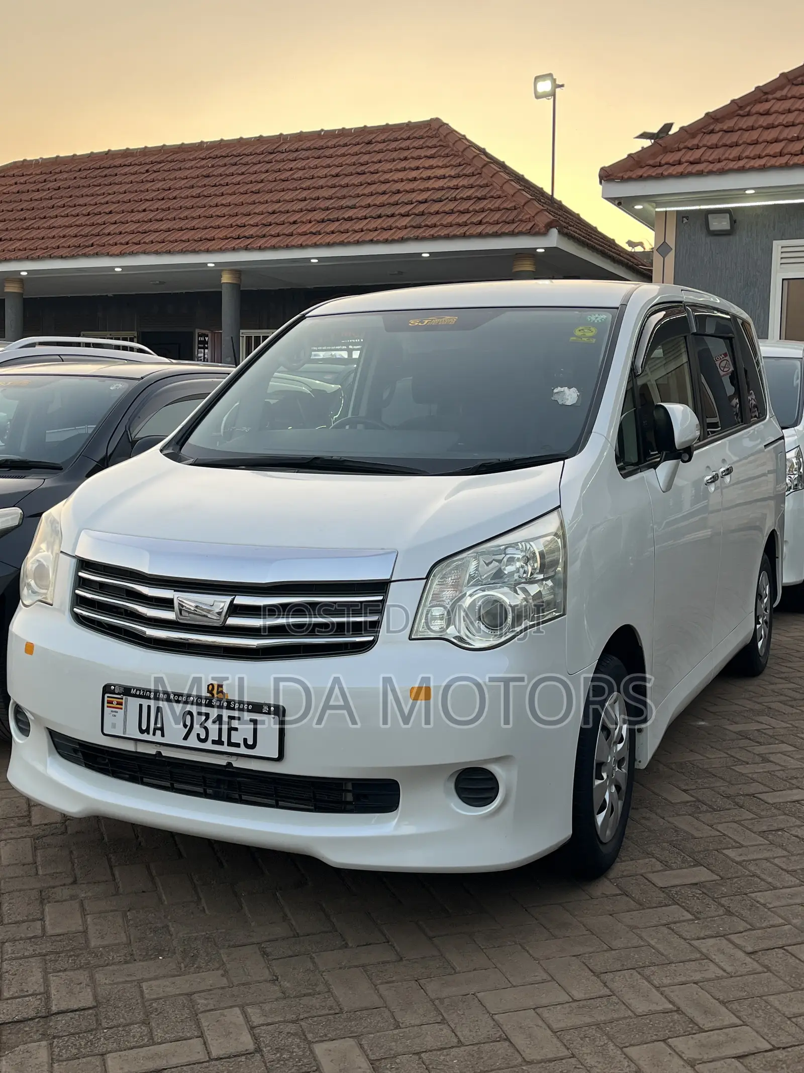 Toyota Noah 2.0 143hp AWD (8 Seater) 2011 White