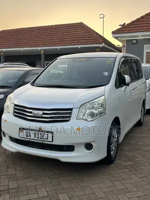 Toyota Noah 2.0 143hp AWD (8 Seater) 2011 White