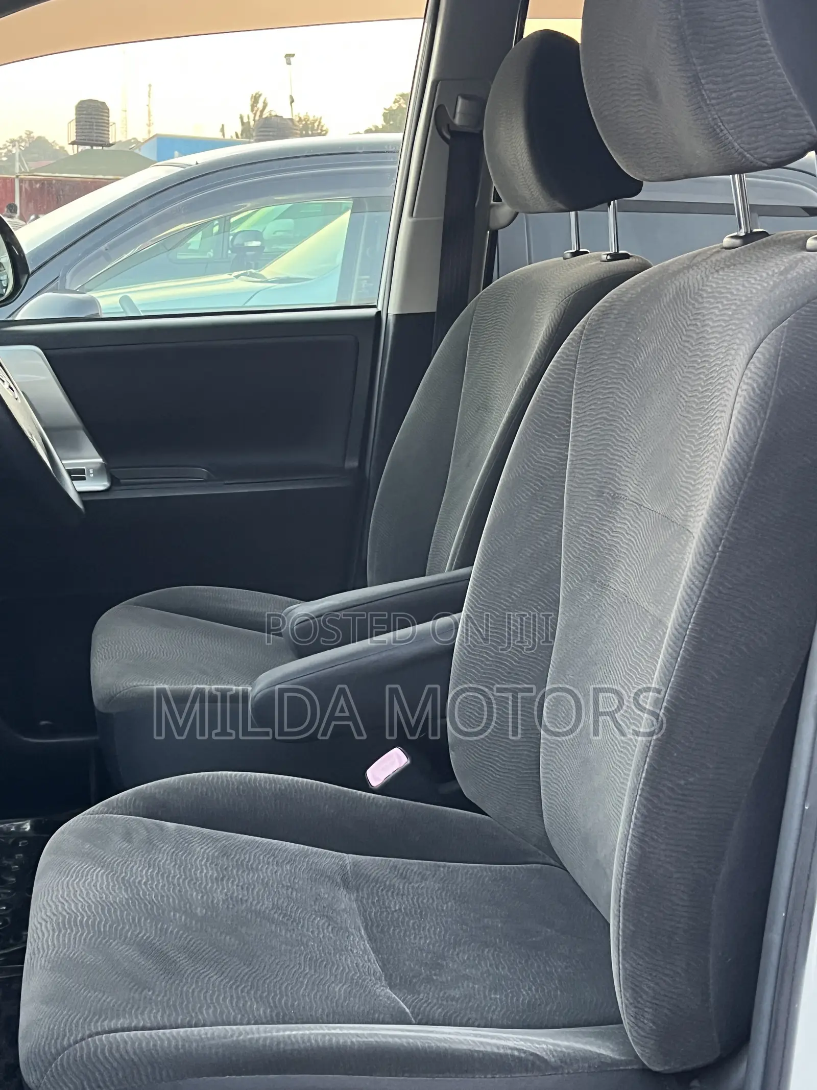 Toyota Noah 2.0 143hp AWD (8 Seater) 2011 White