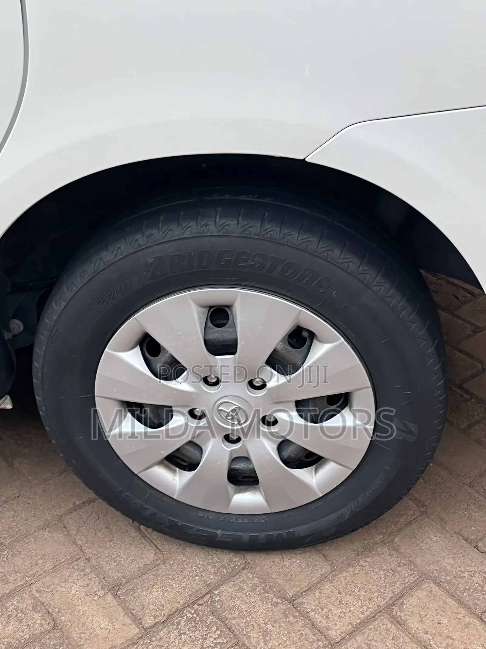 Toyota Noah 2.0 143hp AWD (8 Seater) 2011 White