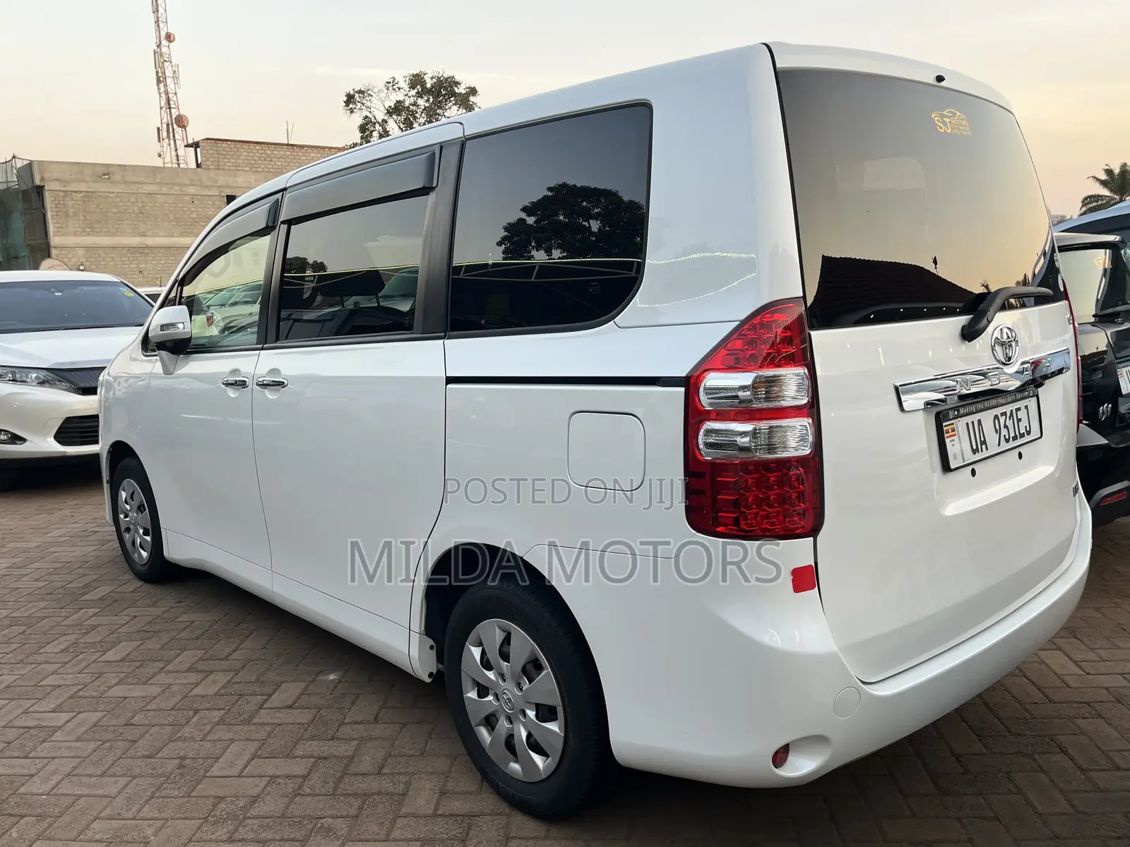 Toyota Noah 2.0 143hp AWD (8 Seater) 2011 White