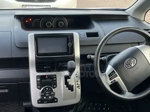 Toyota Noah 2.0 143hp AWD (8 Seater) 2011 White
