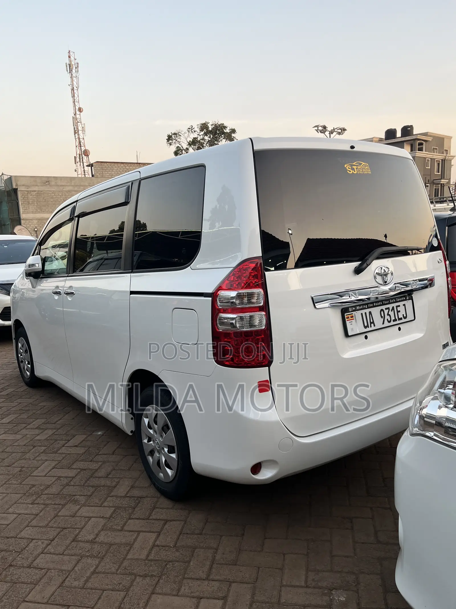 Toyota Noah 2.0 143hp AWD (8 Seater) 2011 White