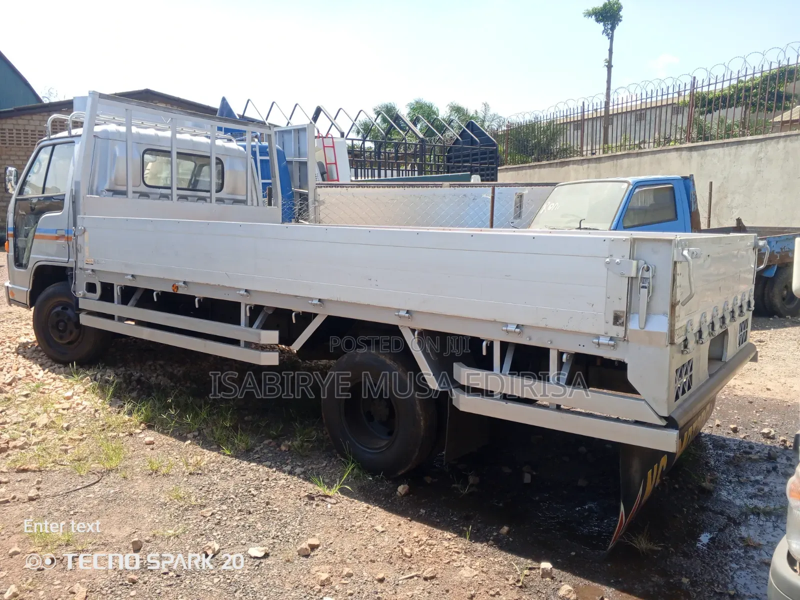 Isuzu 1998 White