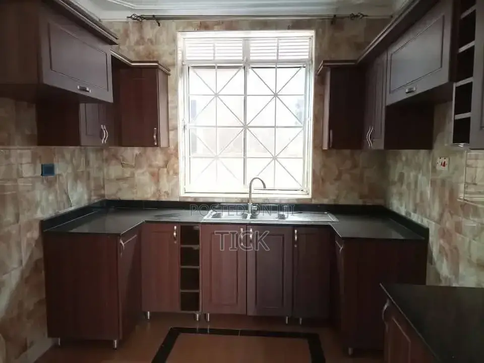 5bdrm Duplex in Bugolobi, Central Division for rent