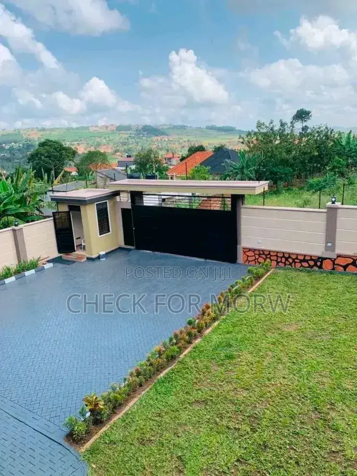 5bdrm Duplex in Buziga, Central Division for rent