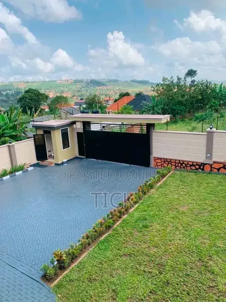 5bdrm Duplex in Buziga, Central Division for rent