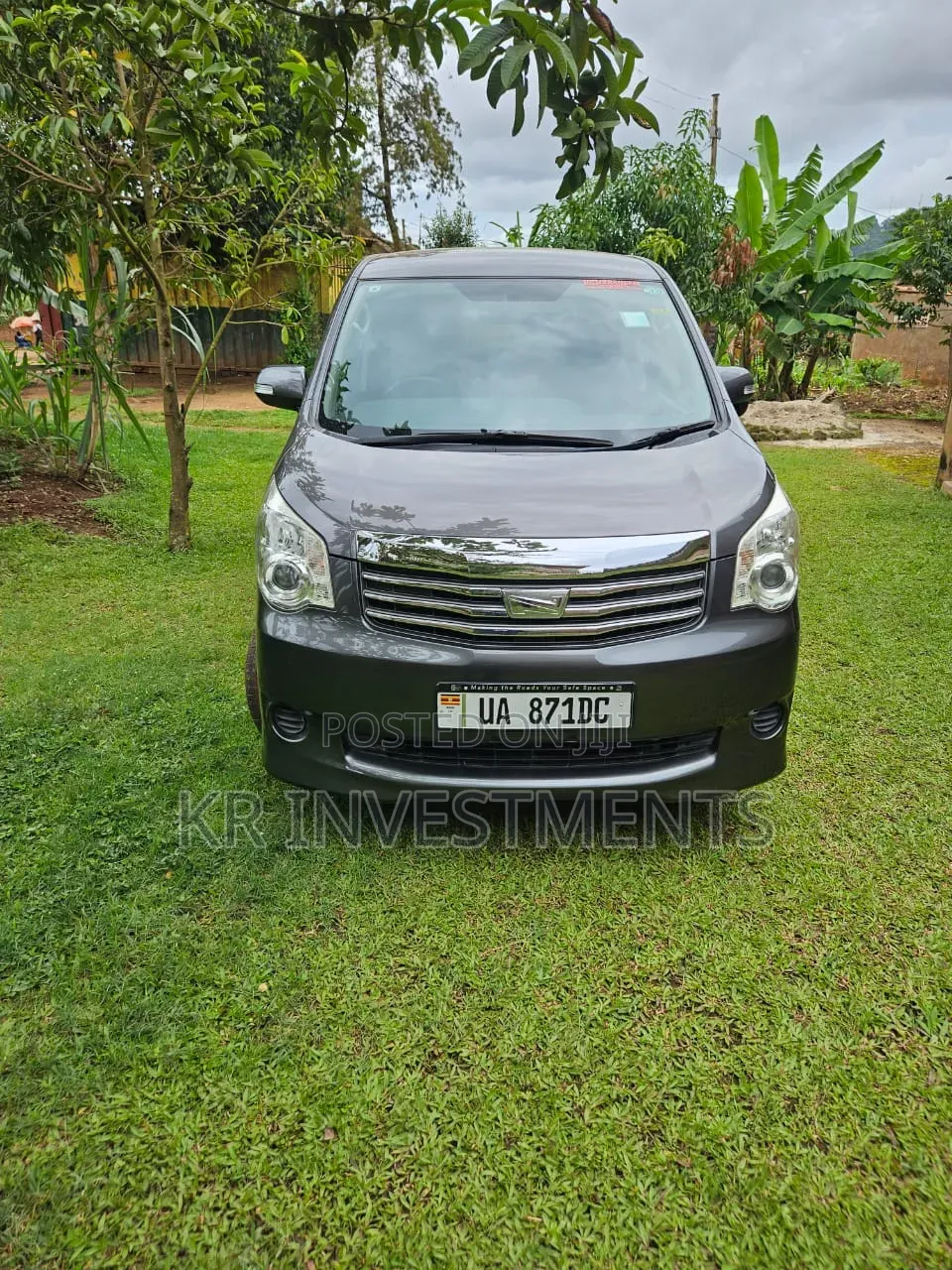 Toyota Noah 2.0 143hp AWD (8 Seater) 2012 Gray