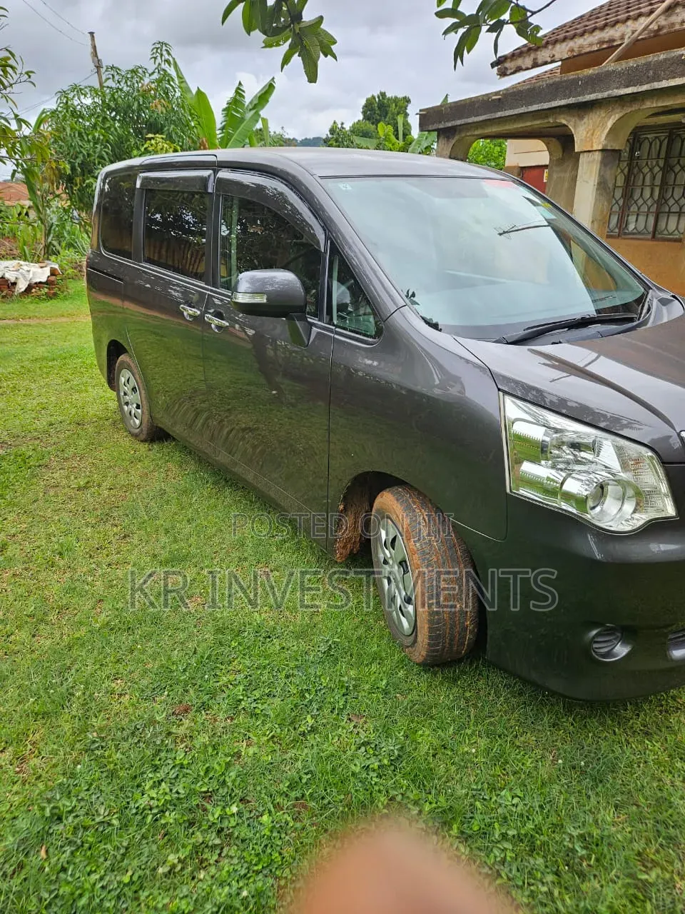 Toyota Noah 2.0 143hp AWD (8 Seater) 2012 Gray