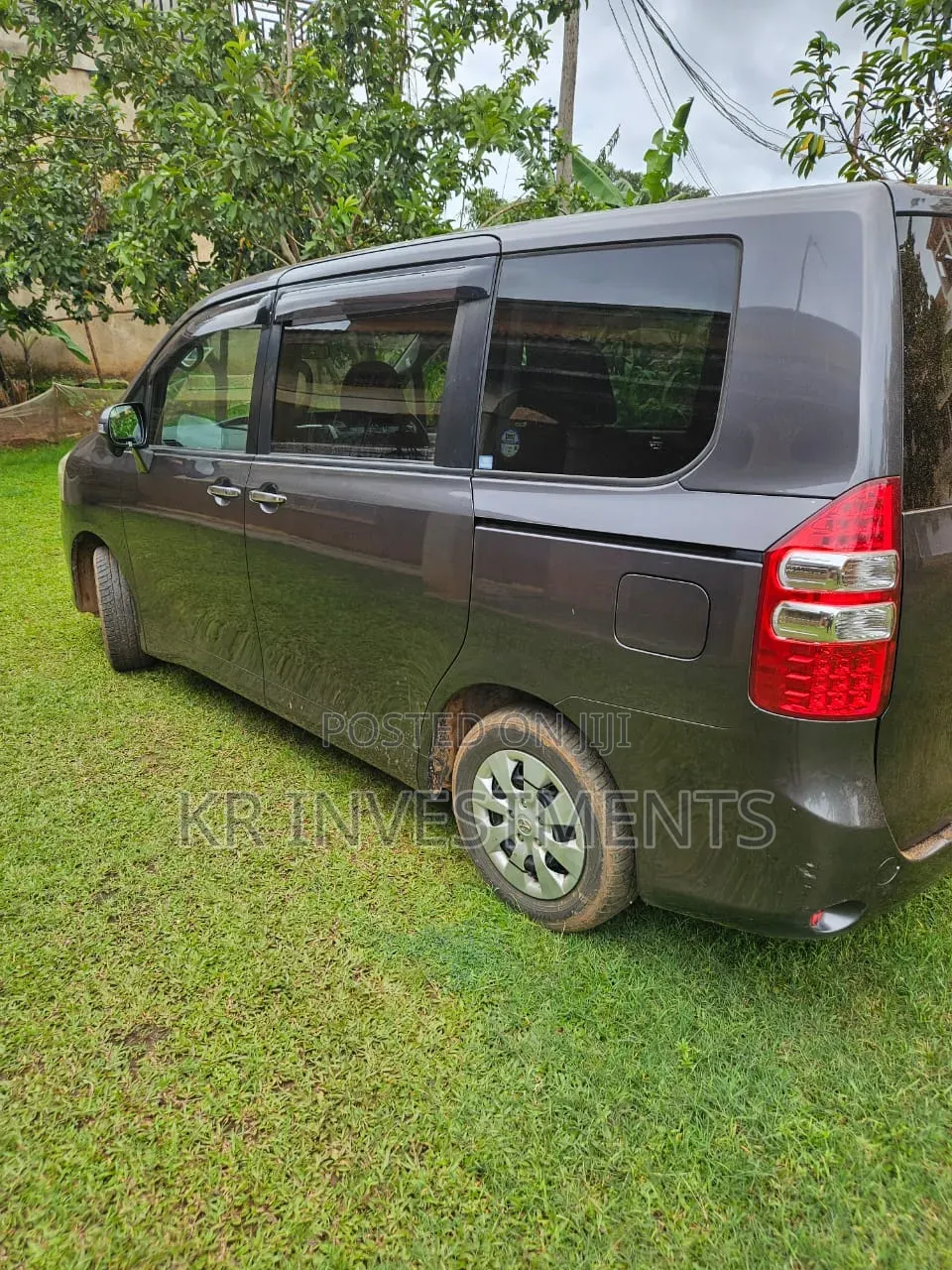 Toyota Noah 2.0 143hp AWD (8 Seater) 2012 Gray