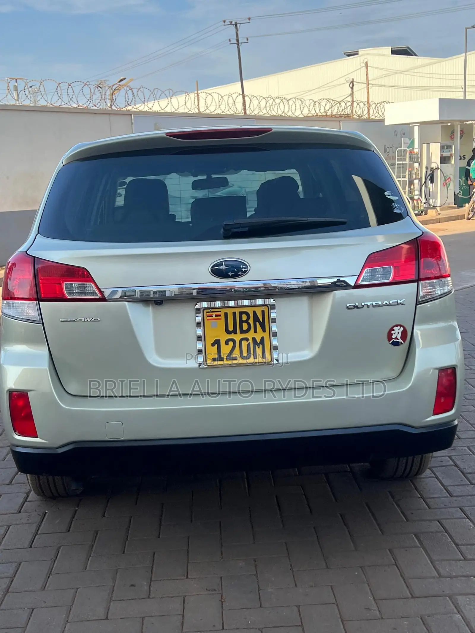 Subaru Outback 2010 Gold