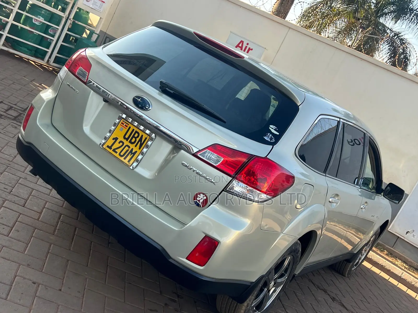 Subaru Outback 2010 Gold