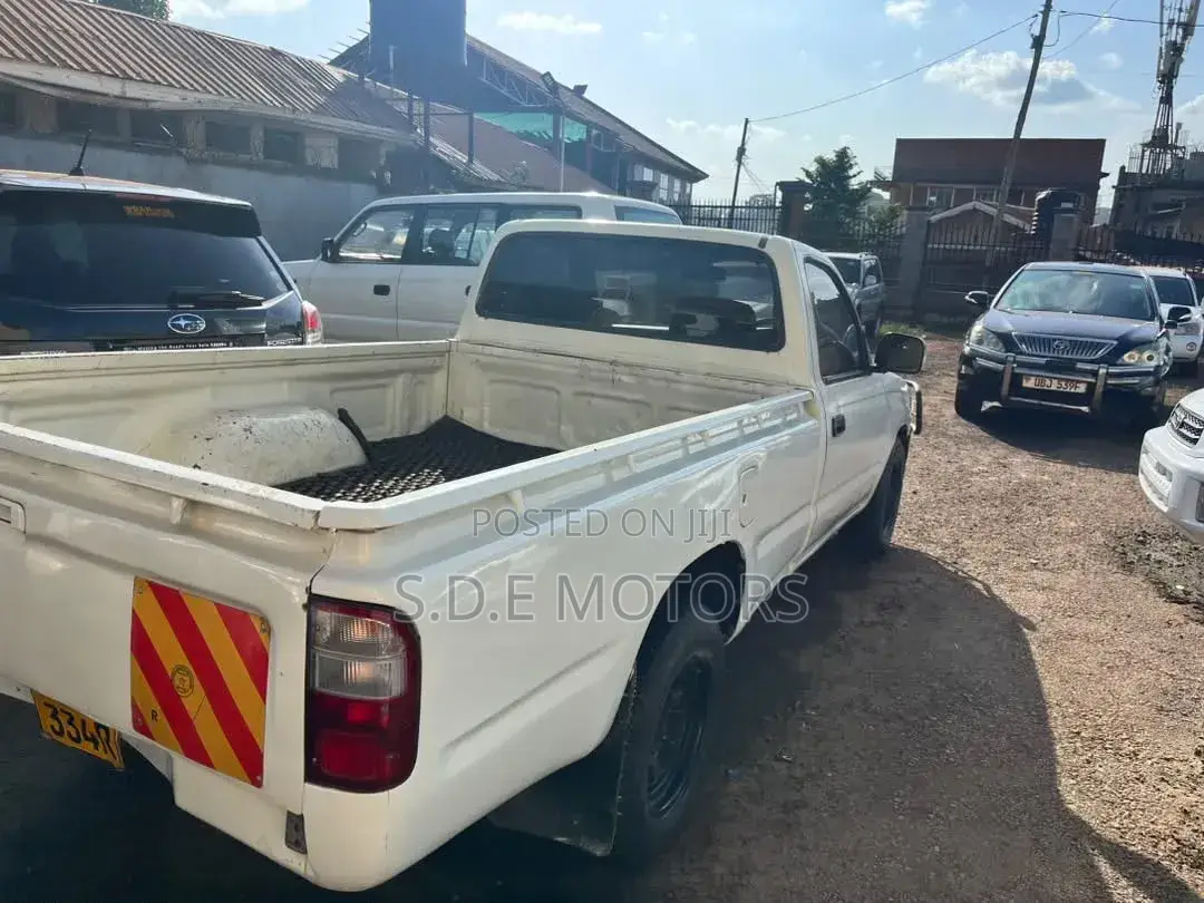 Toyota Hilux 1998 White