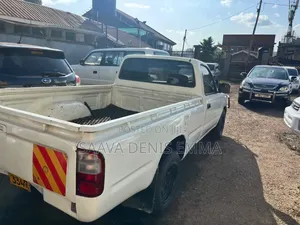 Toyota Hilux 1998 White