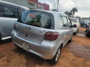 Toyota Vitz 2000 Silver