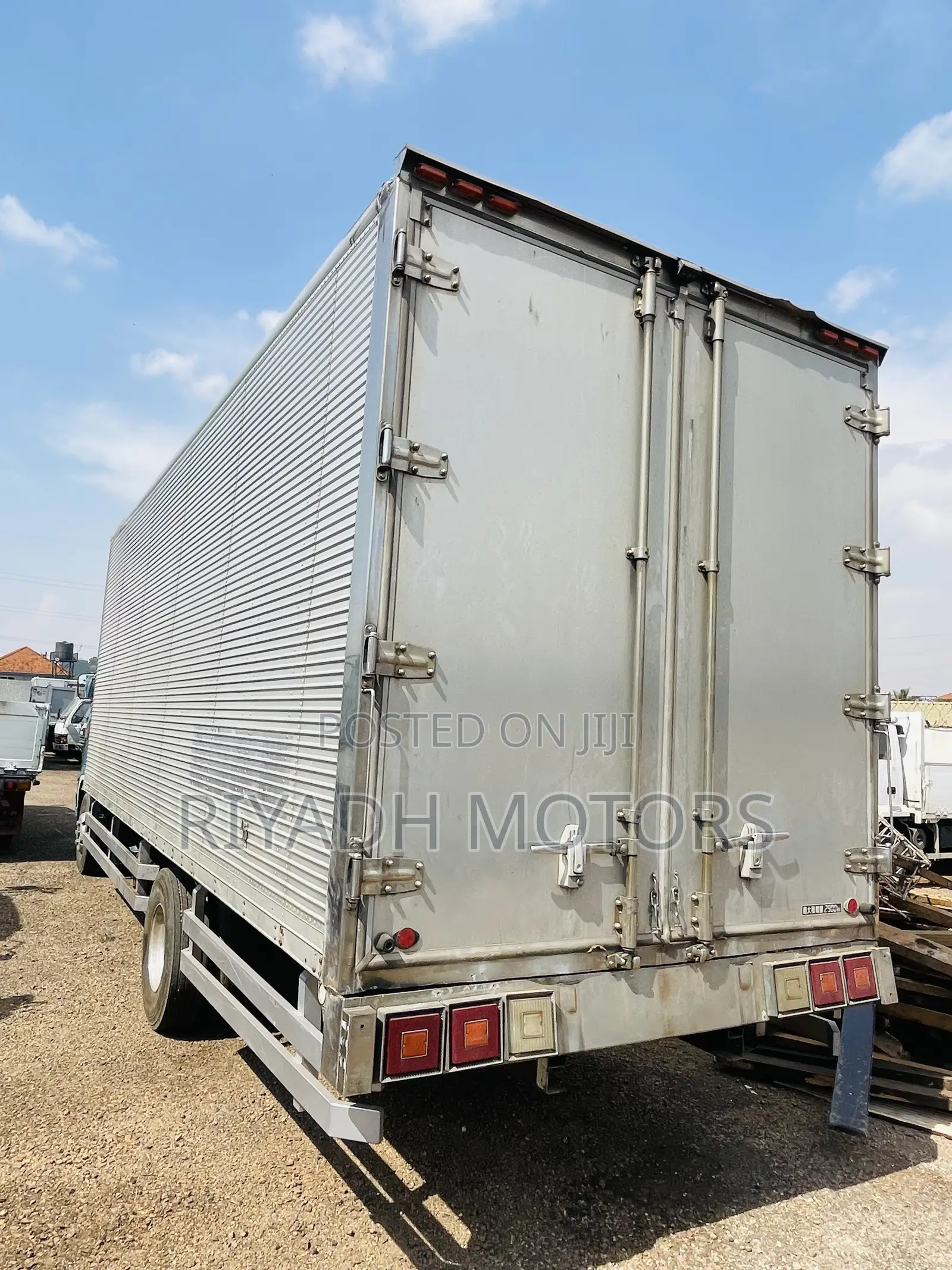 Fuso Fighter Blue Color 20ft
