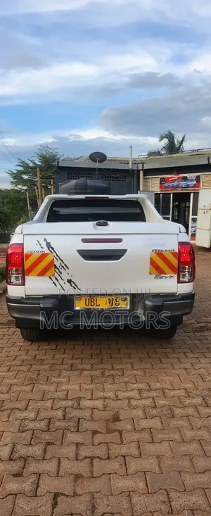 Toyota Hilux Revo Double Cab Deisel 2.4 AWD 2018 White
