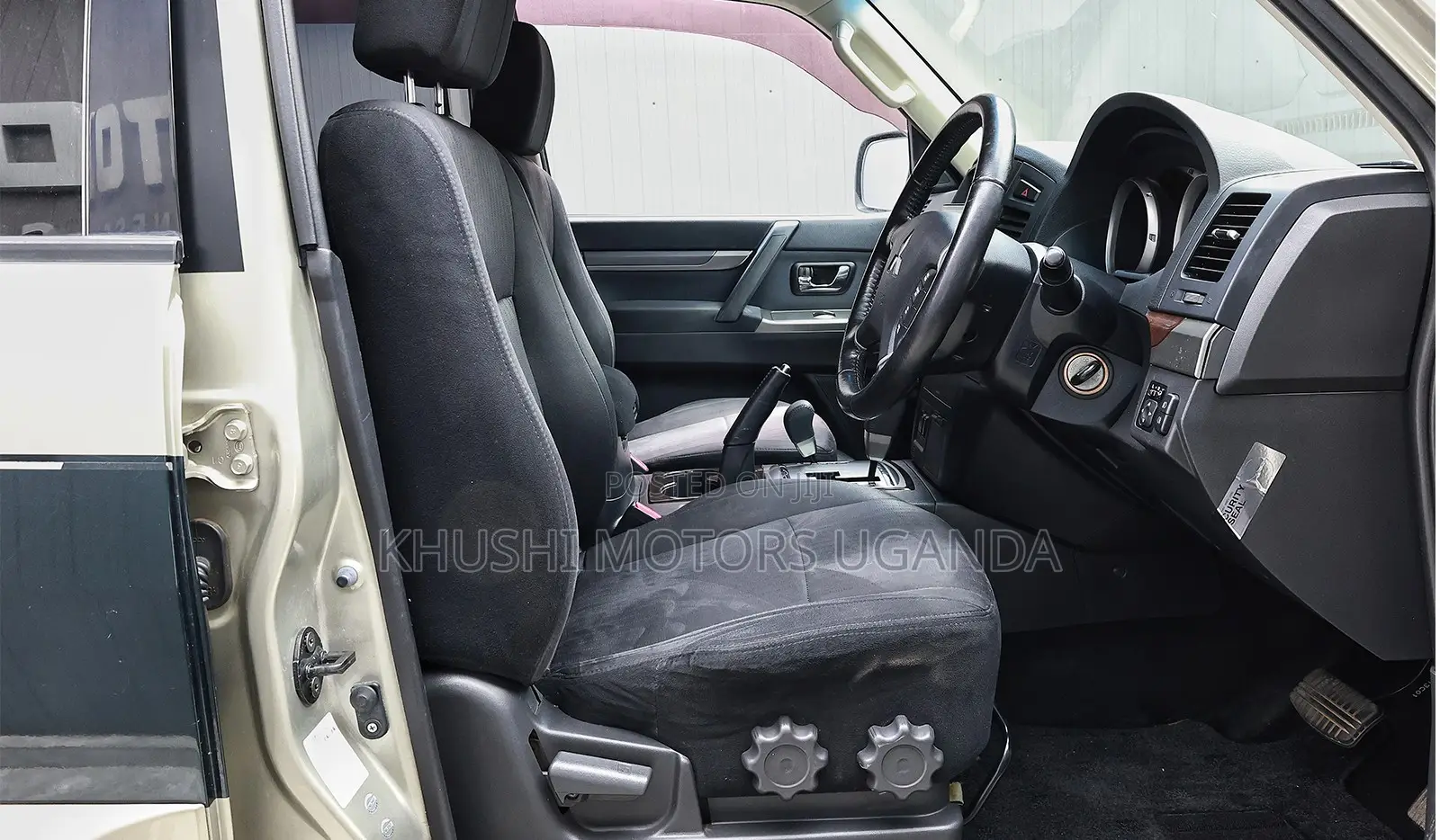 Mitsubishi Pajero V90 3.2 DI-D 2013 Beige