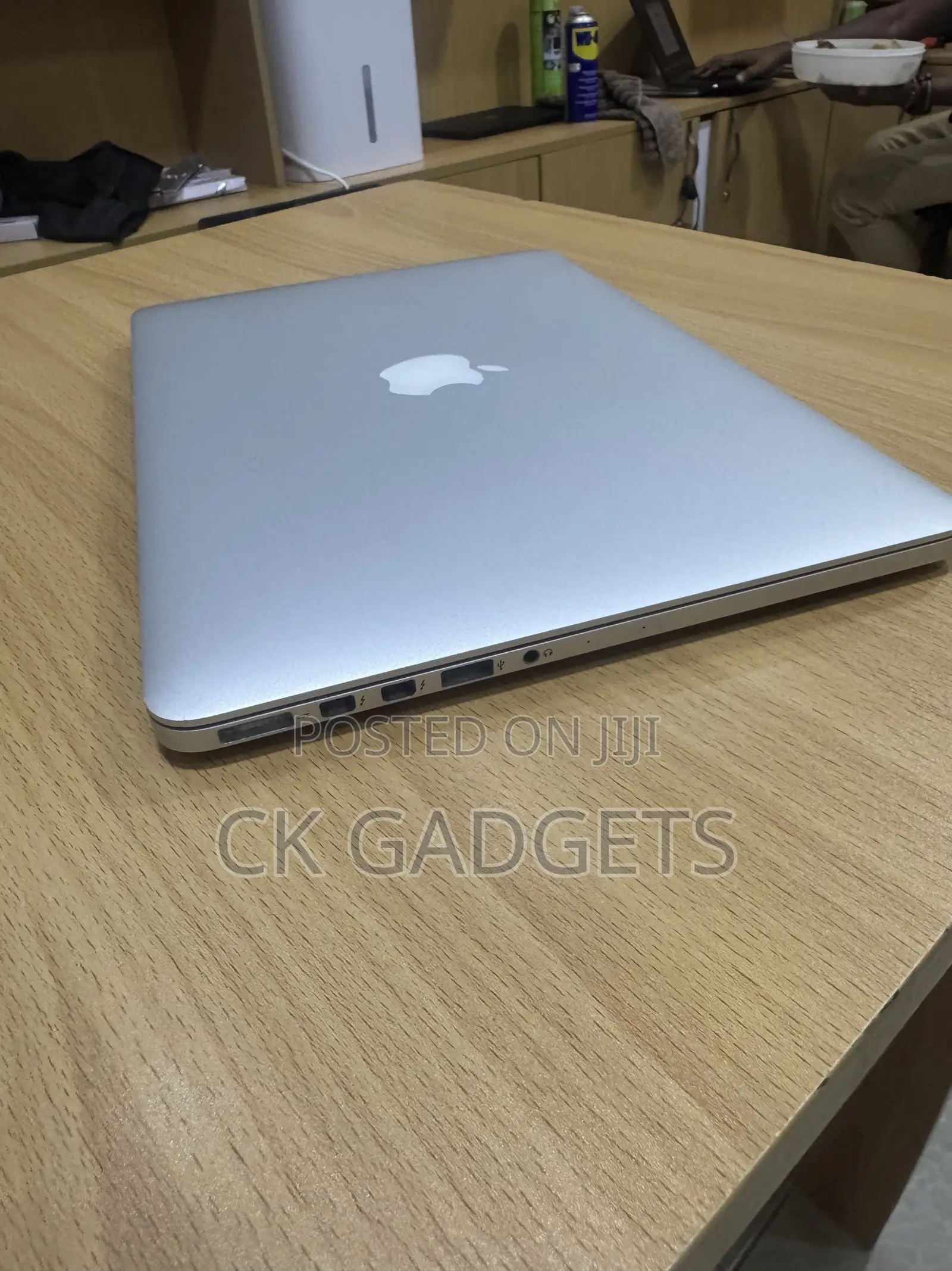New Laptop Apple MacBook Pro 8GB Intel Core i5 SSD 256GB