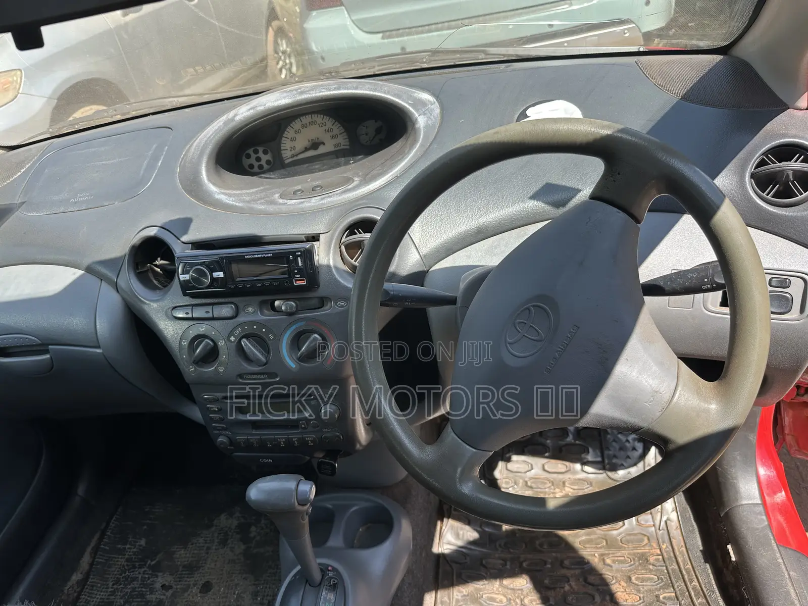 Toyota Vitz 2000 Red