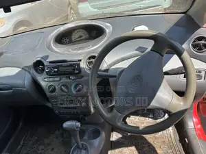Toyota Vitz 2000 Red