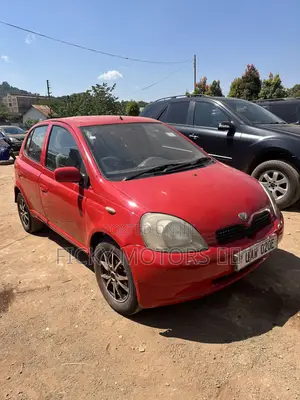 Toyota Vitz 2000 Red