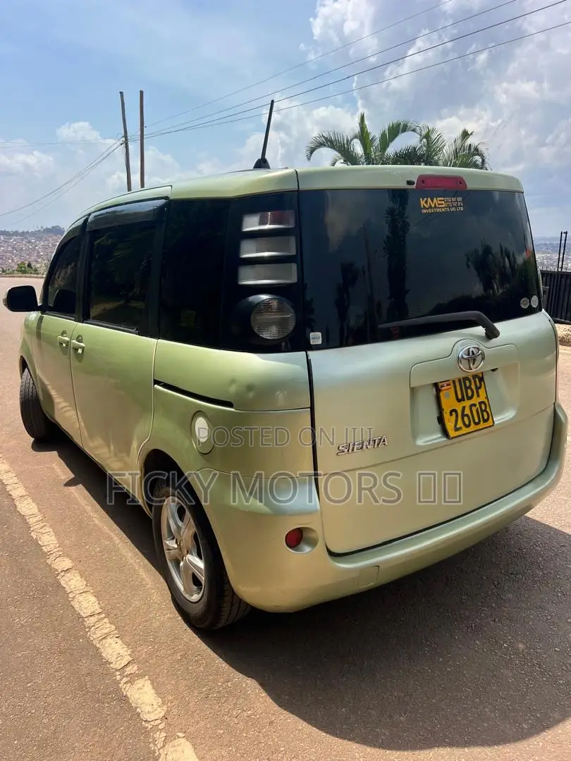 Toyota Sienta 2007 Green