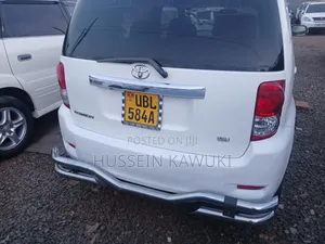 Toyota Corolla Rumion 2010 White
