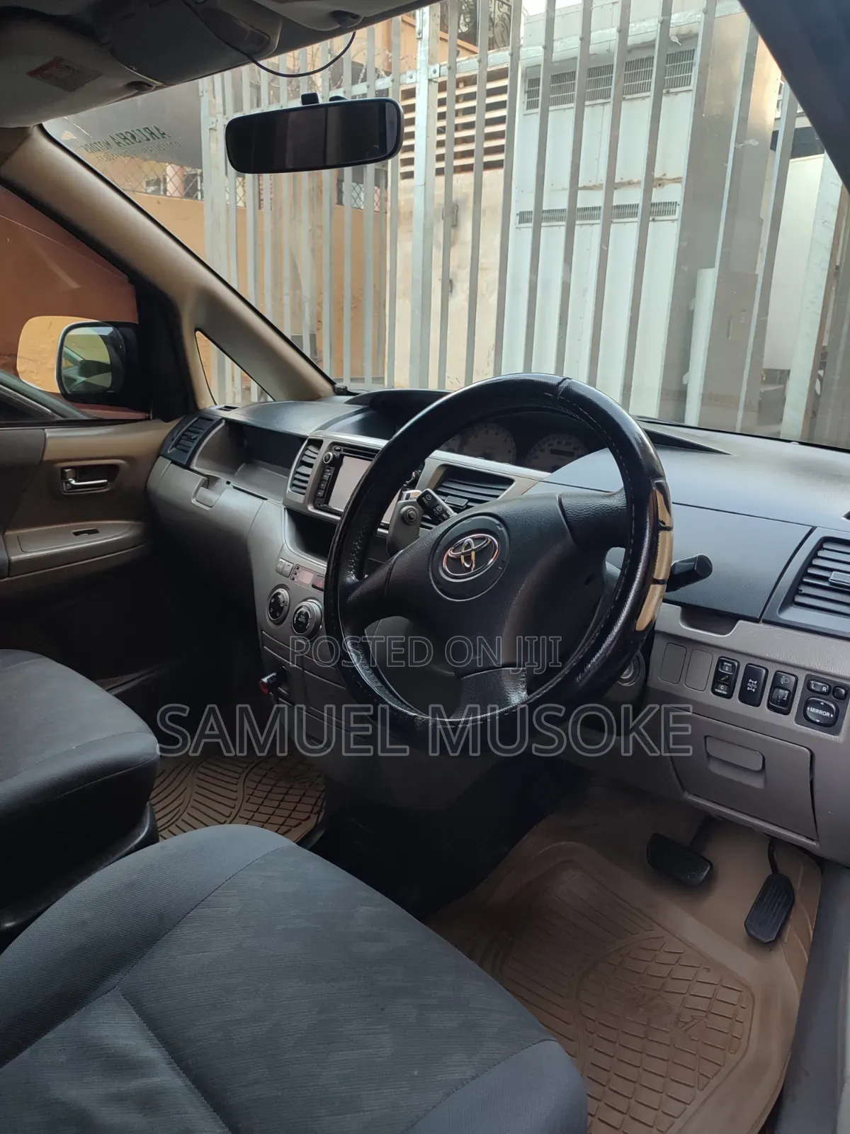 Toyota Noah 2004 Gray