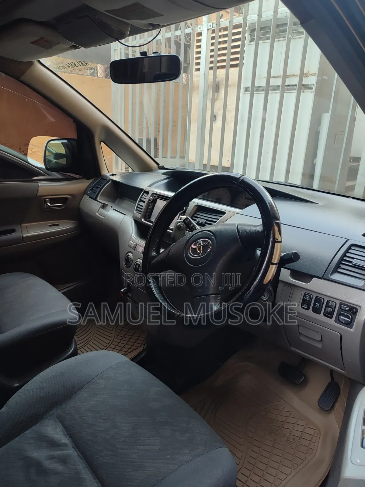 Toyota Noah 2004 Gray