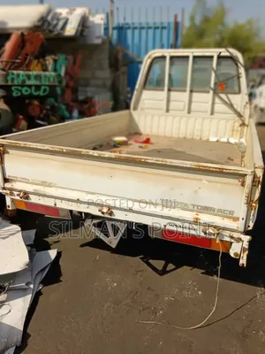 Toyota Townace Old Shape Complete Half Cut for Spares